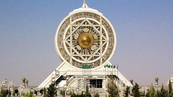 Intricate marble wheel design element
